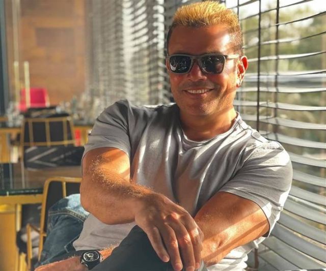 بالصور - بعد العطر المميّز.. مفاجأة من عمرو دياب لجيل الشباب