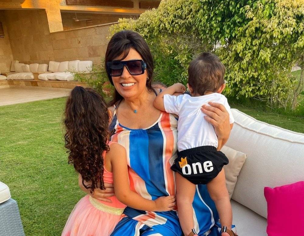 فيفي عبده تحتفل بعيد ميلاد حفيديها وتخفي وجهيهما