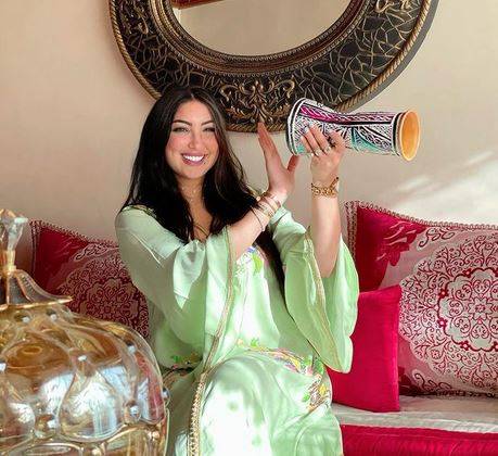 بالصور - دنيا بطمة تستعرض أنوثتها بإطلالات صيفية لافتة