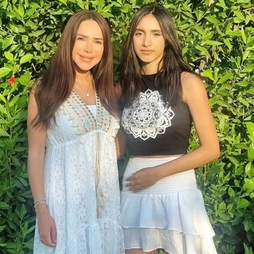 إنجي علاء وابنتها