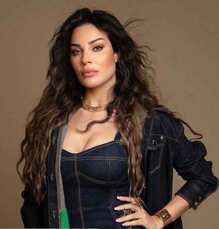 نادين نسيب نجيم تخطف الأنظار بجمالها من دون مكياج