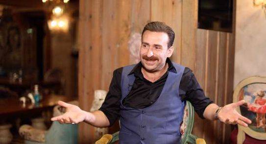 الصورة الأولى لنضال الشافعي بعد الجراحة العاجلة