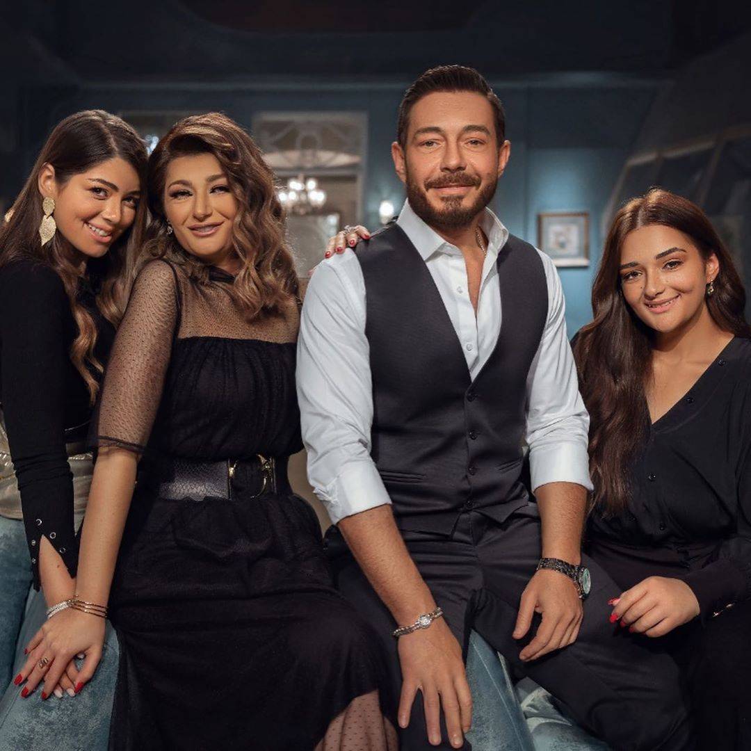 بعد حضورهما حفل عمرو دياب.. هكذا دافعت إبنة أحمد زاهر عن نفسها وشقيقتها