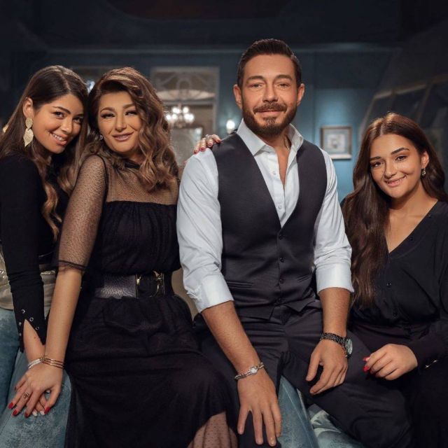 أحمد زاهر مع زوجته وابنتاهما