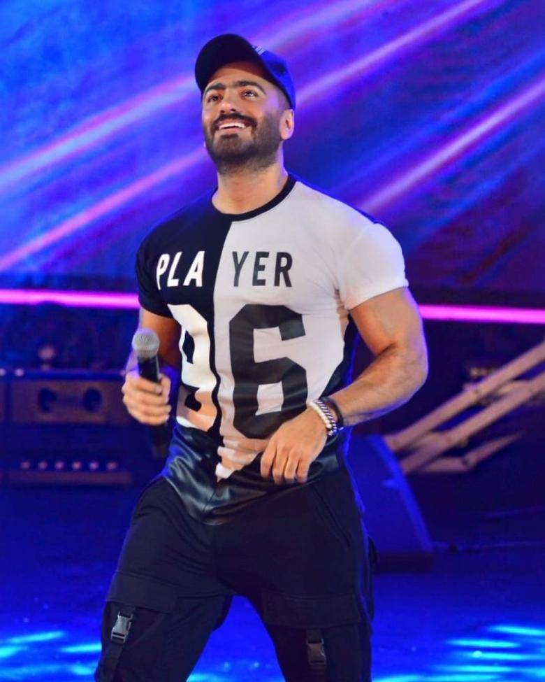 بالفيديو - شابان يقتحمان المسرح في حفل تامر حسني.. وهذا ردّ فعله