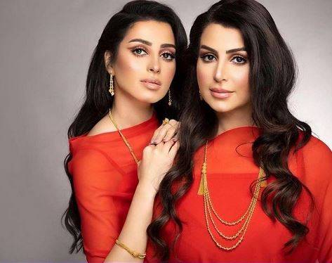 بالفيديو - بعد الهدايا الثمينة... رقصة المهرة البحرينية مع والدتها تُحدث ضجة