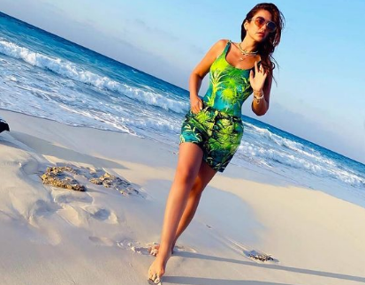 درّة زروق بالسروال القصير في إطلالة بحرية