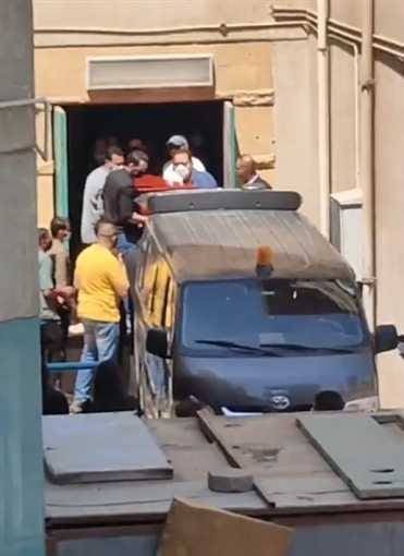 إنهيار دنيا وإيمي سمير غانم لحظة خروج جثمان والدتهما دلال عبد العزيز