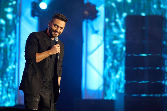 تامر حسني يُشعل حماس جمهور جدّة ويعدهم بحفل مجّاني