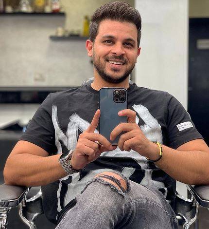 بالفيديو - محمد رشاد يحسم الجدل حول ربط كلمات أغانيه بطليقته