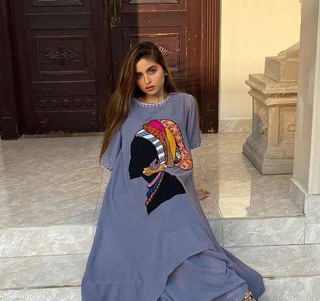 بالصور - حلا الترك محط اهتمام الجمهور بإطلالتين مختلفتين... أيهما الأجمل؟