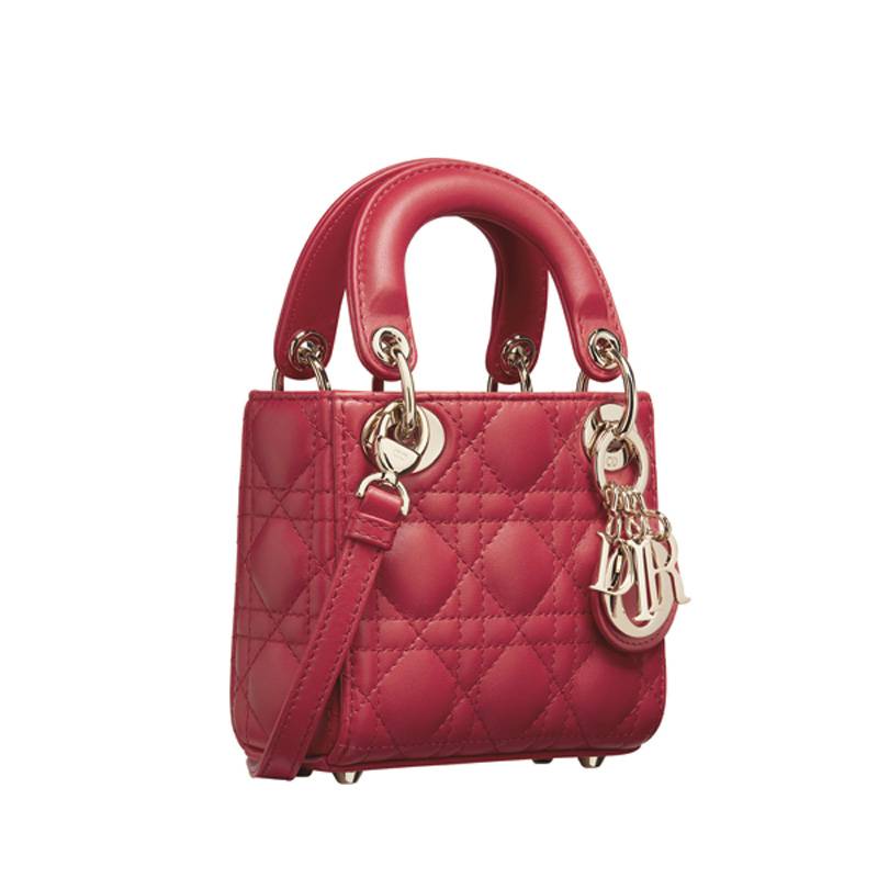 حقيبة Lady Dior... الأيقونية مصغّرة باللون الأحمر