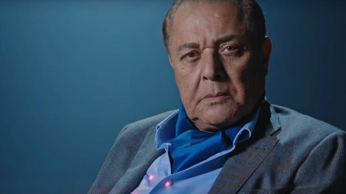 بالفيديو - نجل محمود عبد العزيز يجثو على ركبته ويقدّم خاتم الخطوبة