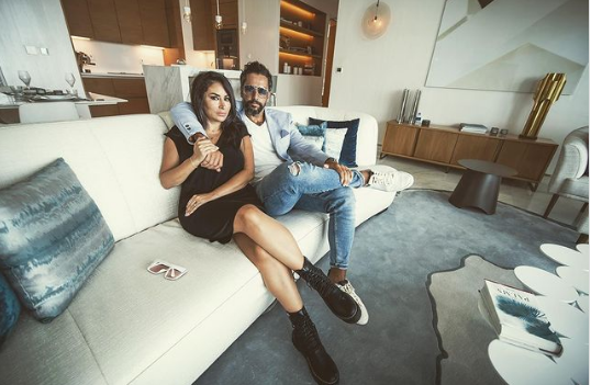 ديمة بياعة وزوجها في لقطة رومانسية جداً