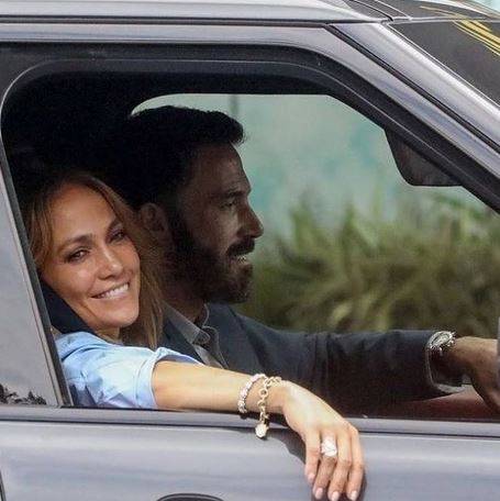 بالصور - بن أفليك يستعيد ضحكته وحياته بعد عودته الى جنيفر لوبيز