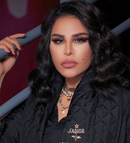 بالصور - أحلام تتألق بفستان مختلف ومجوهرات أنيقة