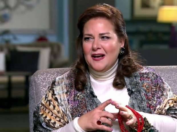بالفيديو - فنانة مصرية تروي لحظات مؤثرة عاشتها دلال عبد العزيز في الغيبوبة