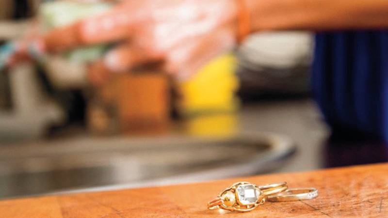 لهذه الأسباب اخلعي مجوهراتك خلال النوم