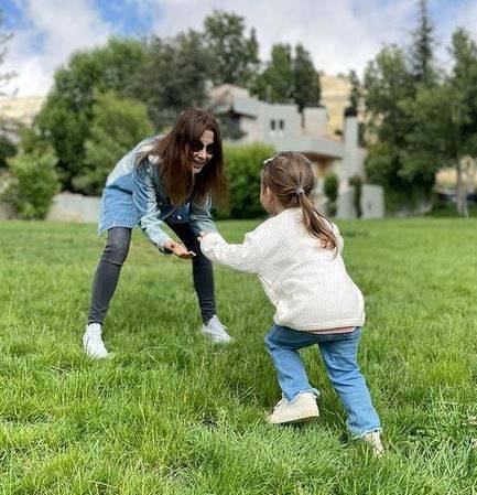 صور عفوية لنانسي عجرم مع ابنتها الصغرى... باتت نسخة منها