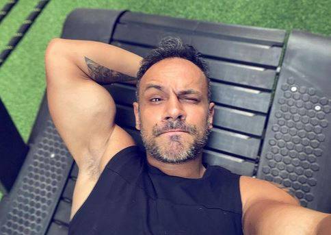 بالصور - محمد عطية ينهي جدال إنفصاله عن خطيبته بطريقته المجنونة