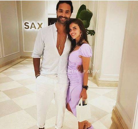 كريم فهمي يُحدث ضجة بصوره الرومانسية مع زوجته