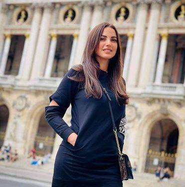 بالصور - درة تلفت الأنظار بملابس البحر