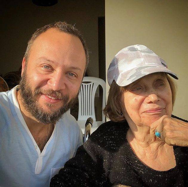 مكسيم خليل يوضح تفاصيل دفن والدته بغيابه