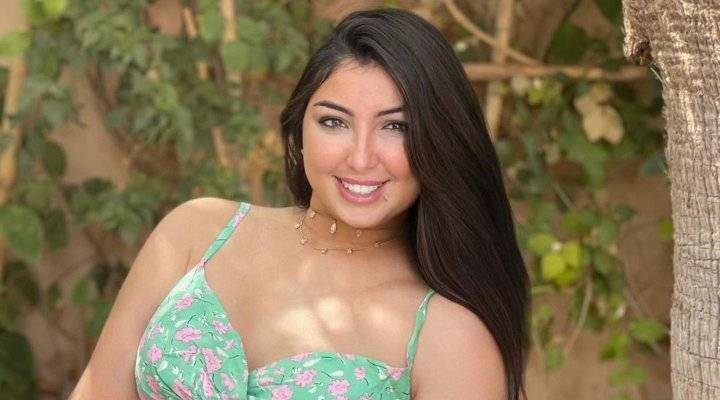 دنيا بطمة تستعرض المايوه البرتقالي