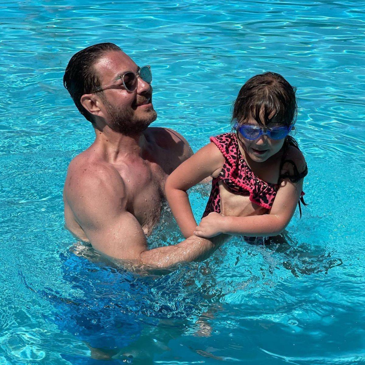 أحمد زاهر يستعين بحسين الجسمي ليحتفل بعيد ميلاد أصغر بناته