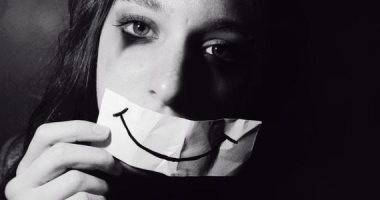 علماء النفس يحذّرون من خطورة بقاء الشخص إيجابياً طوال الوقت