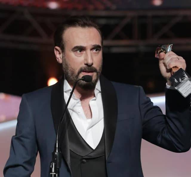 باسم مغنية يعتذر بصورة من زوجته بعد نسيانها والجمهور يتفاعل