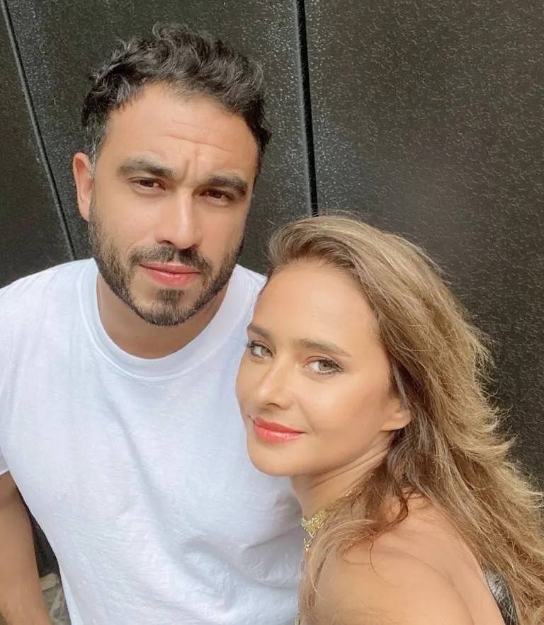 نيللي كريم وزوجها يكشفان عن صور حديثة لهما ويتبادان عبارات الغزل