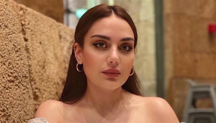 زينب فياض ترّد بعنف على متابِعة اتهمتها بتقليد والدتها هيفاء وهبي