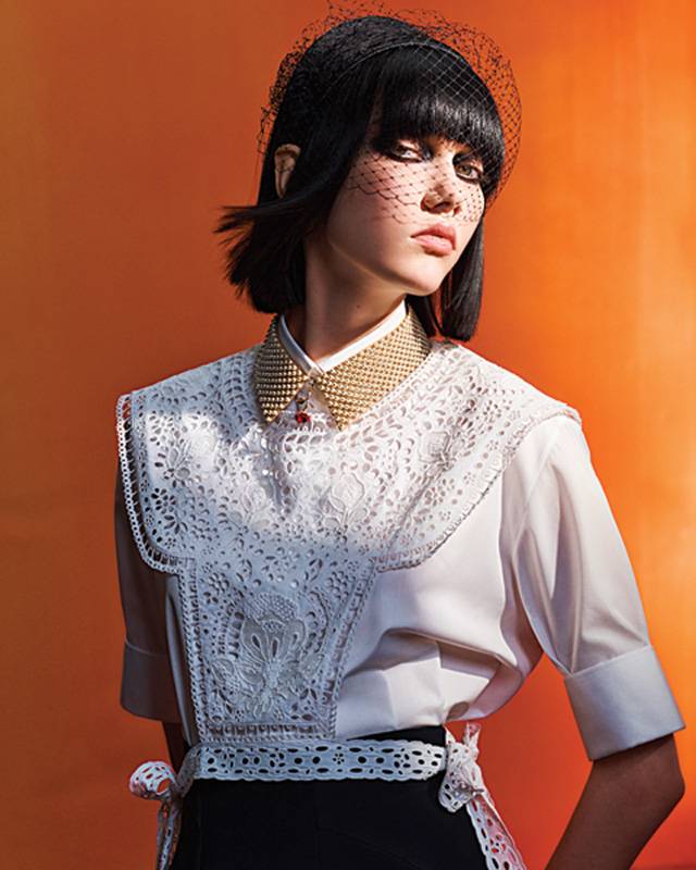 عصبة سوداء للرأس قميص أبيض بلوزة بيضاء من دون كمين عقد