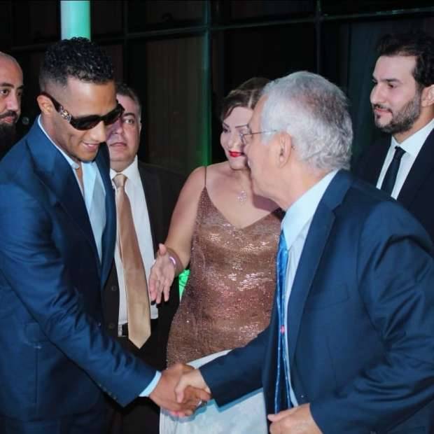أثار ضجة وجدلاً كبيرين.. حقيقة منح محمد رمضان دكتوراة فخرية ولقب 