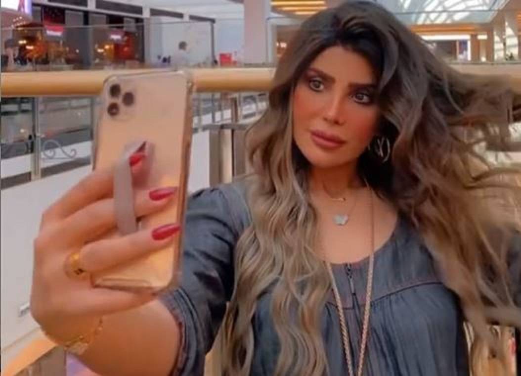 بالفيديو - إلهام الفضالة تشغل الجمهور بتدليعها لشهاب جوهر