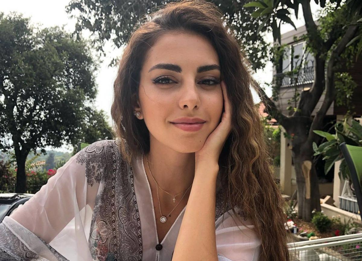 فاليري أبو شقرا بصورة تضج أمومةً مع توأمها