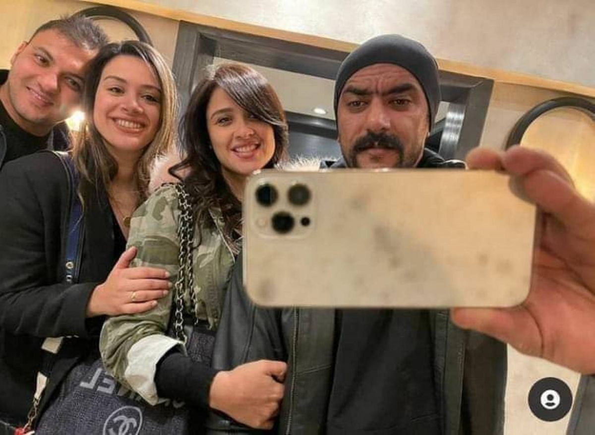 في ظهورها الأول بعد خروجها من المستشفى... جدل حول عودة ياسمين عبدالعزيز الى مصر