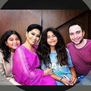 مع زوجها وابنتيها في الكواليس