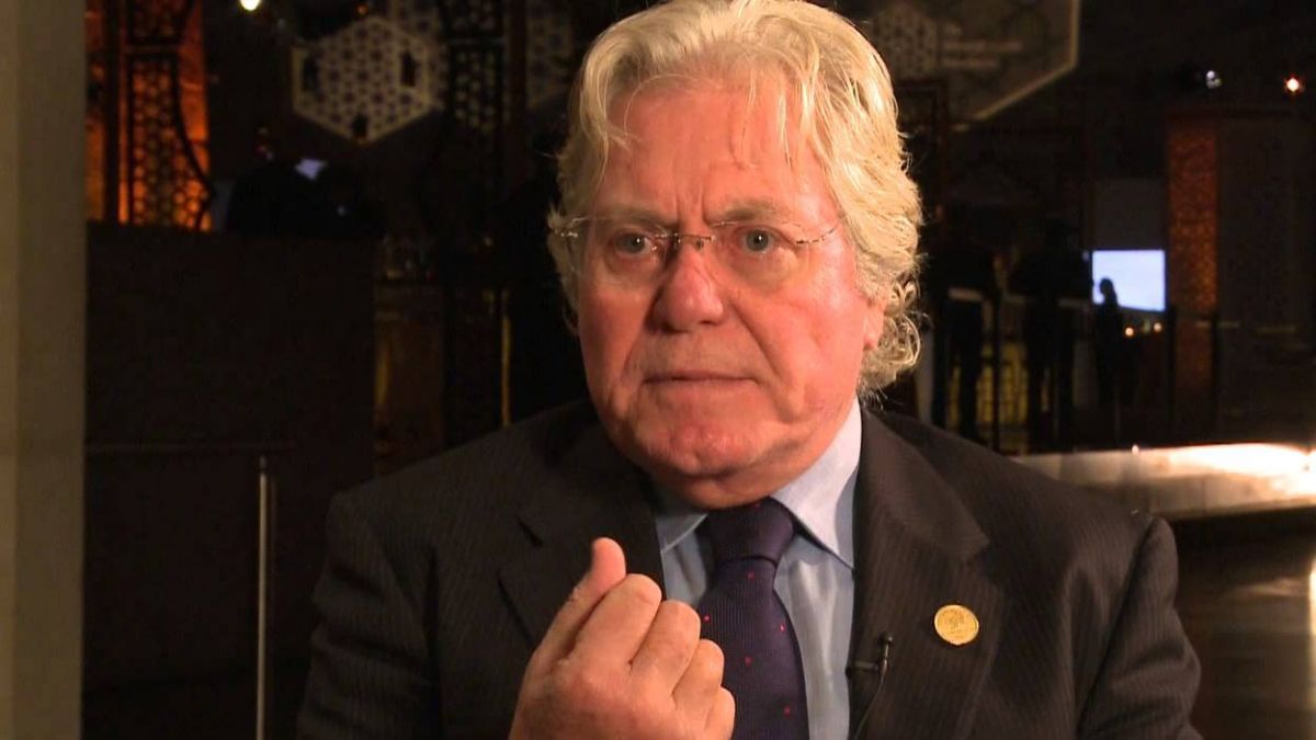 حسين فهمي يعلن دخوله عالم الـ