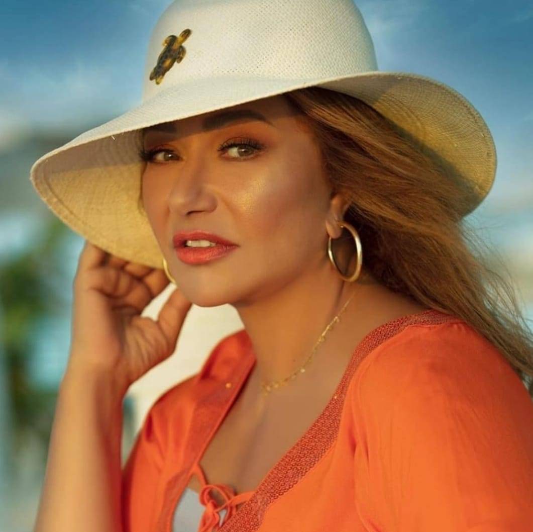 ليلى علوي تدعم السياحة في مصر وتُكذّب شائعة سمكة القرش بفيديو عفوي