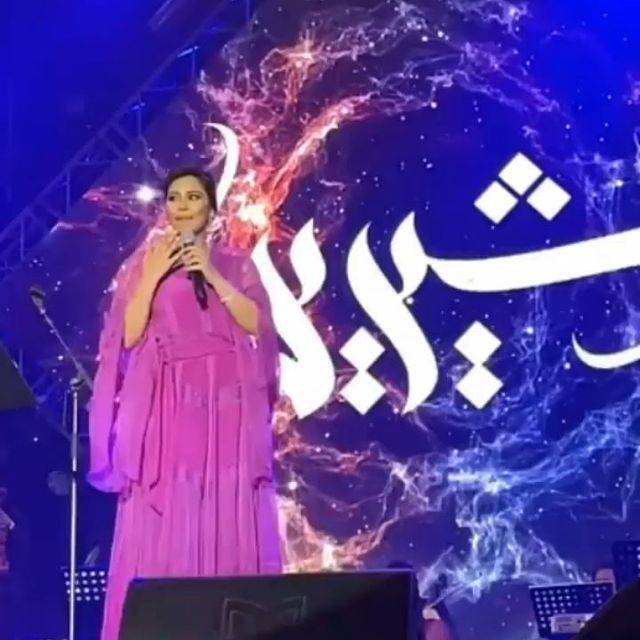 بالفيديو - شيرين تروي بطرافة ما حصل مع الكوافير قبل حفلها الثاني في جدة وحالة والدتها الصحية