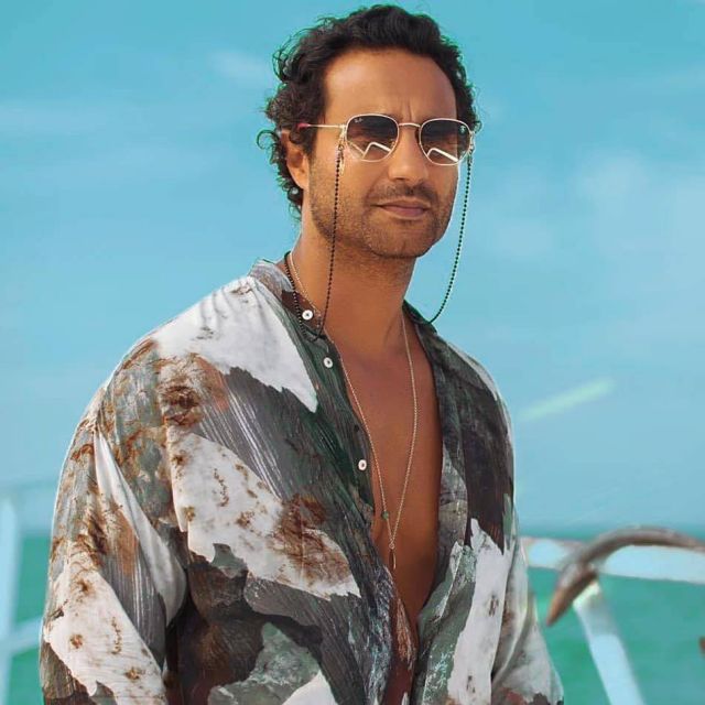 التعليق الأول لكريم فهمي بعد إصابته بجلطات على الرئة.. وهنا الزاهد تكشف المزيد عن حالته