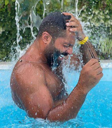 بالفيديو - يعقوب بوشهري يقدّم هدية بمبلغ خيالي لزوجته وردّ فعلها يعرّضها للانتقاد