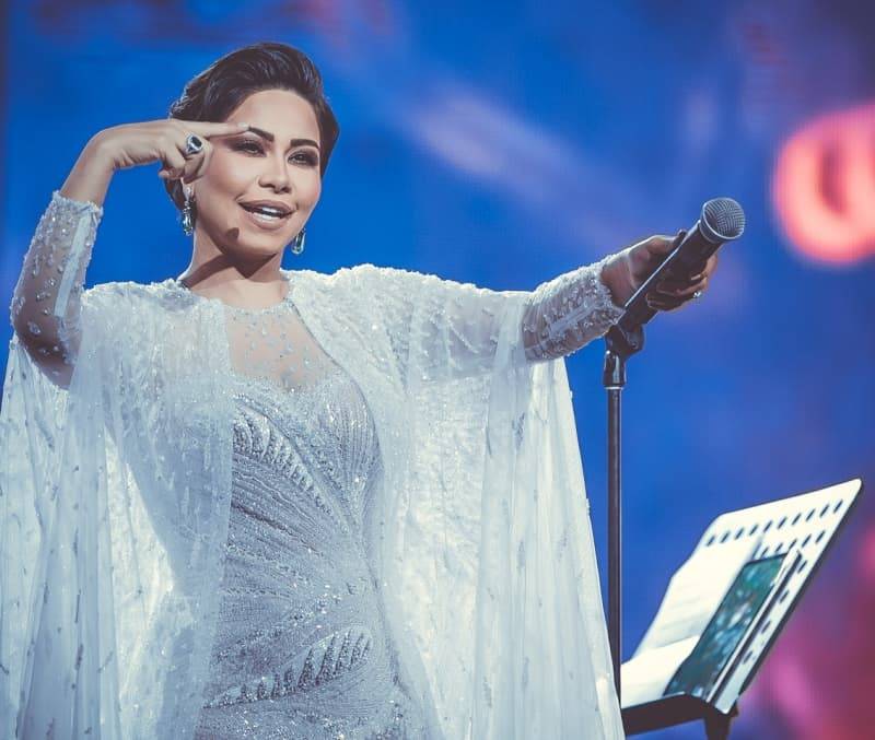 بالفيديو - ابنتا شيرين تخطفان الأضواء في جدة... والأخيرة متوترة بسبب والدتها