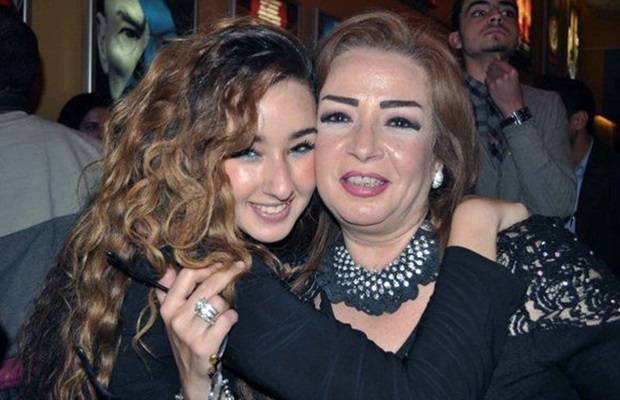 بالفيديو - هنا الزاهد تبكي بسبب مرض والدتها: ورم خبيث