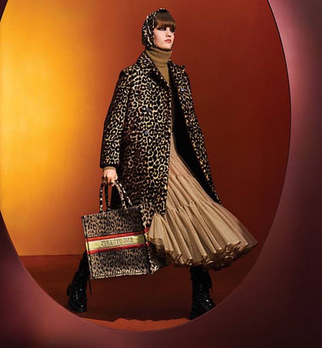 وشاح Mizza من الحرير  البيج المرقط  البيج بنقوش النمر معطف باللون البيج المرقط بنقشة ميزا Mizza كنزة باللون البيج الداكن تنورة من التول البيج حقيبة Dior Mizza  Book Tote جزمة D-Fight سوداء خواتم