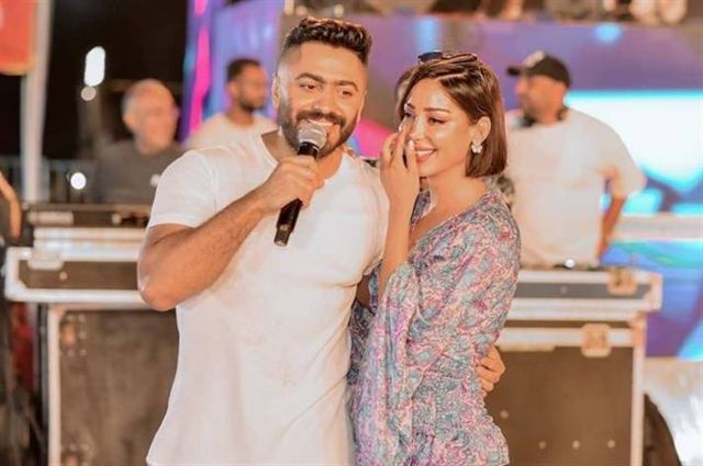 بالفيديو - هكذا احتفلت بسمة بوسيل بعيد ميلاد تامر حسني على المسرح