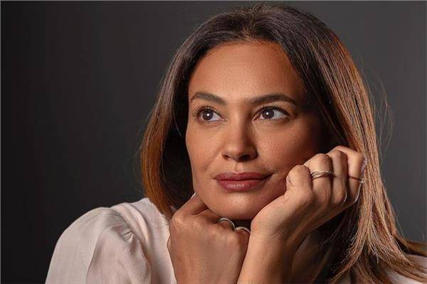 هند صبري تستعين بالإمام الشافعي لتوجّه رسالة غامضة