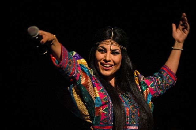 فنانة أفغانية تروي تفاصيل هروبها من 